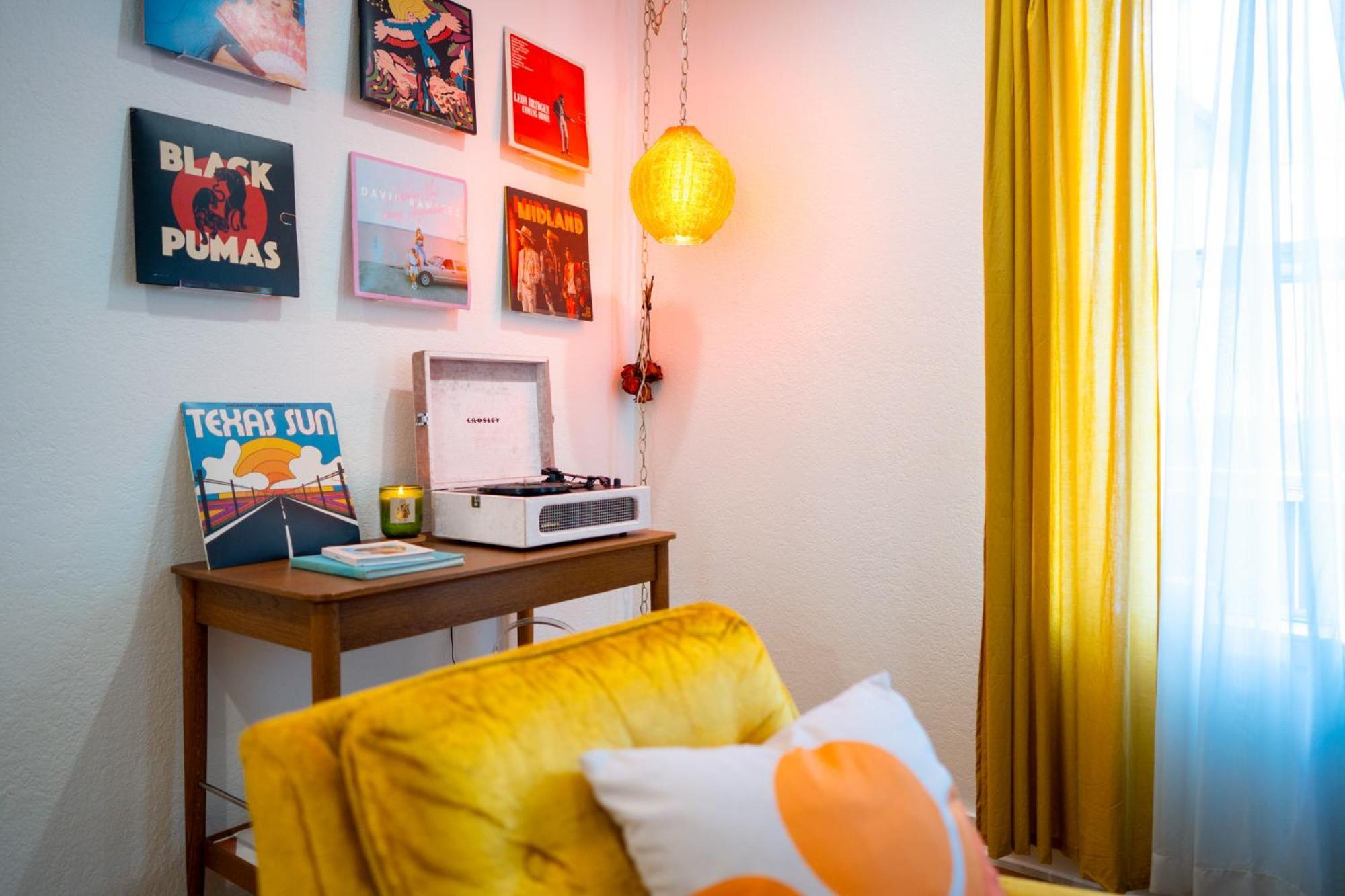 Stylish, Artsy Bungalow Central Eastside Austin Eksteriør billede