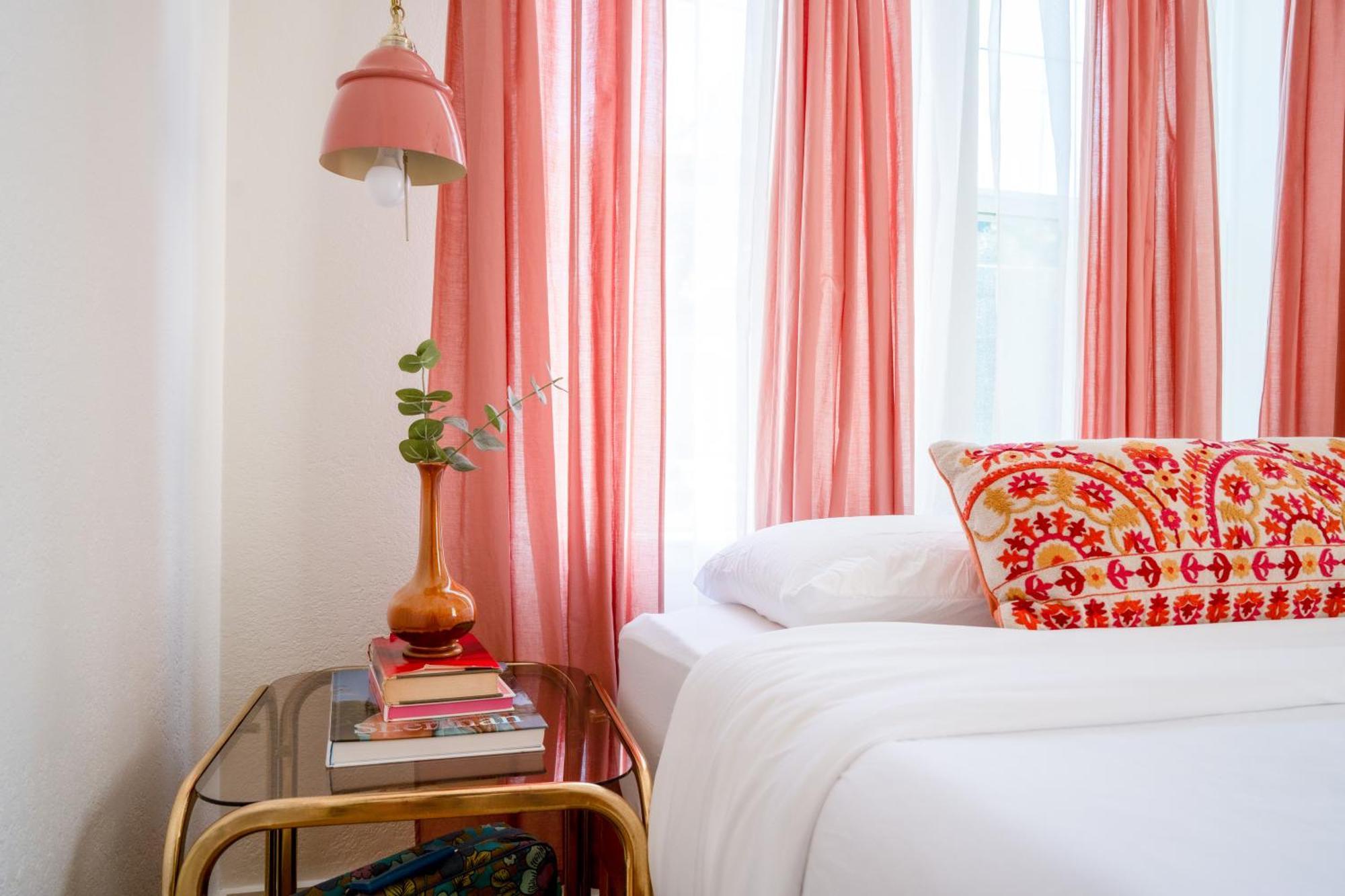 Stylish, Artsy Bungalow Central Eastside Austin Eksteriør billede