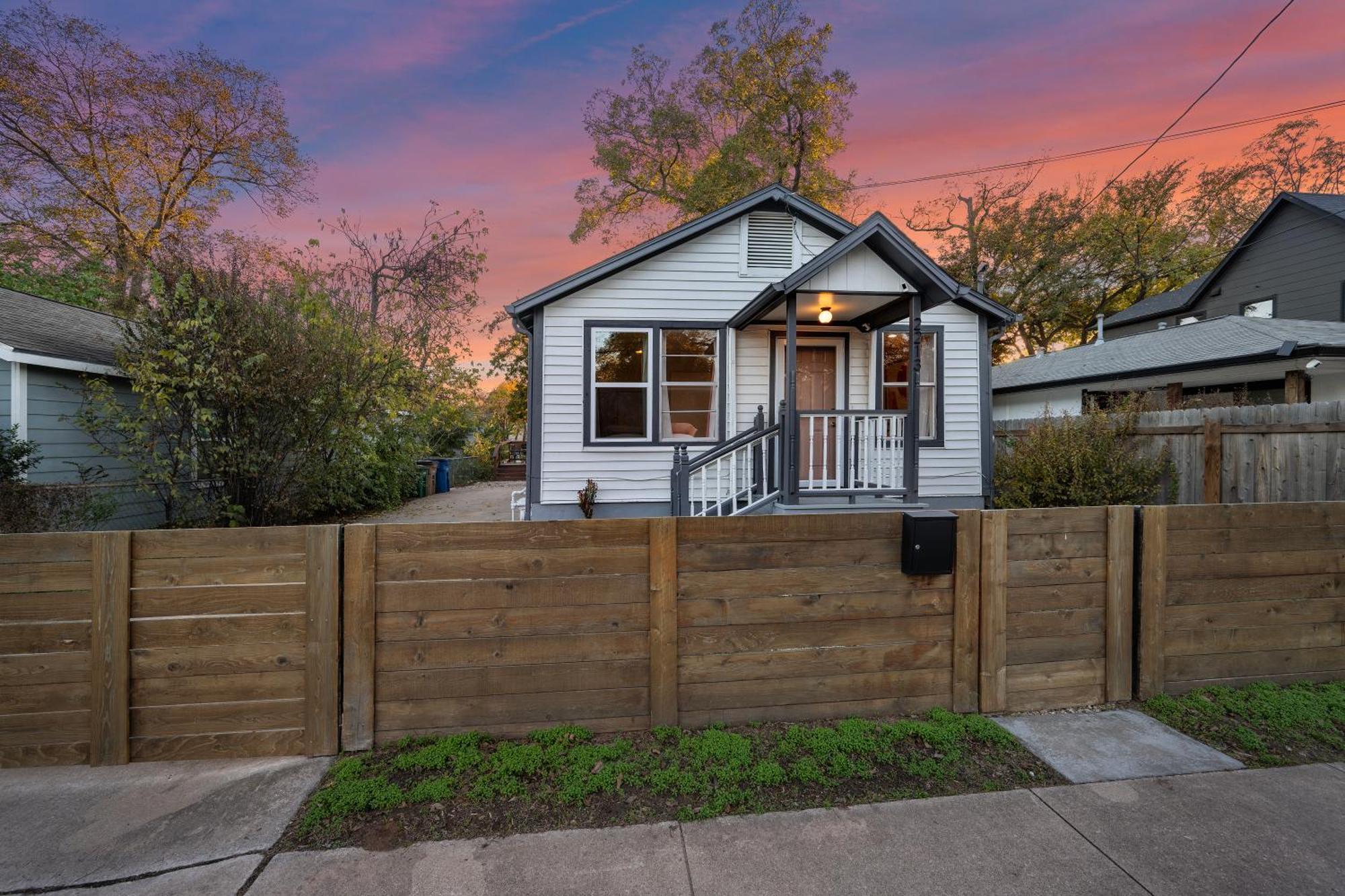 Stylish, Artsy Bungalow Central Eastside Austin Eksteriør billede