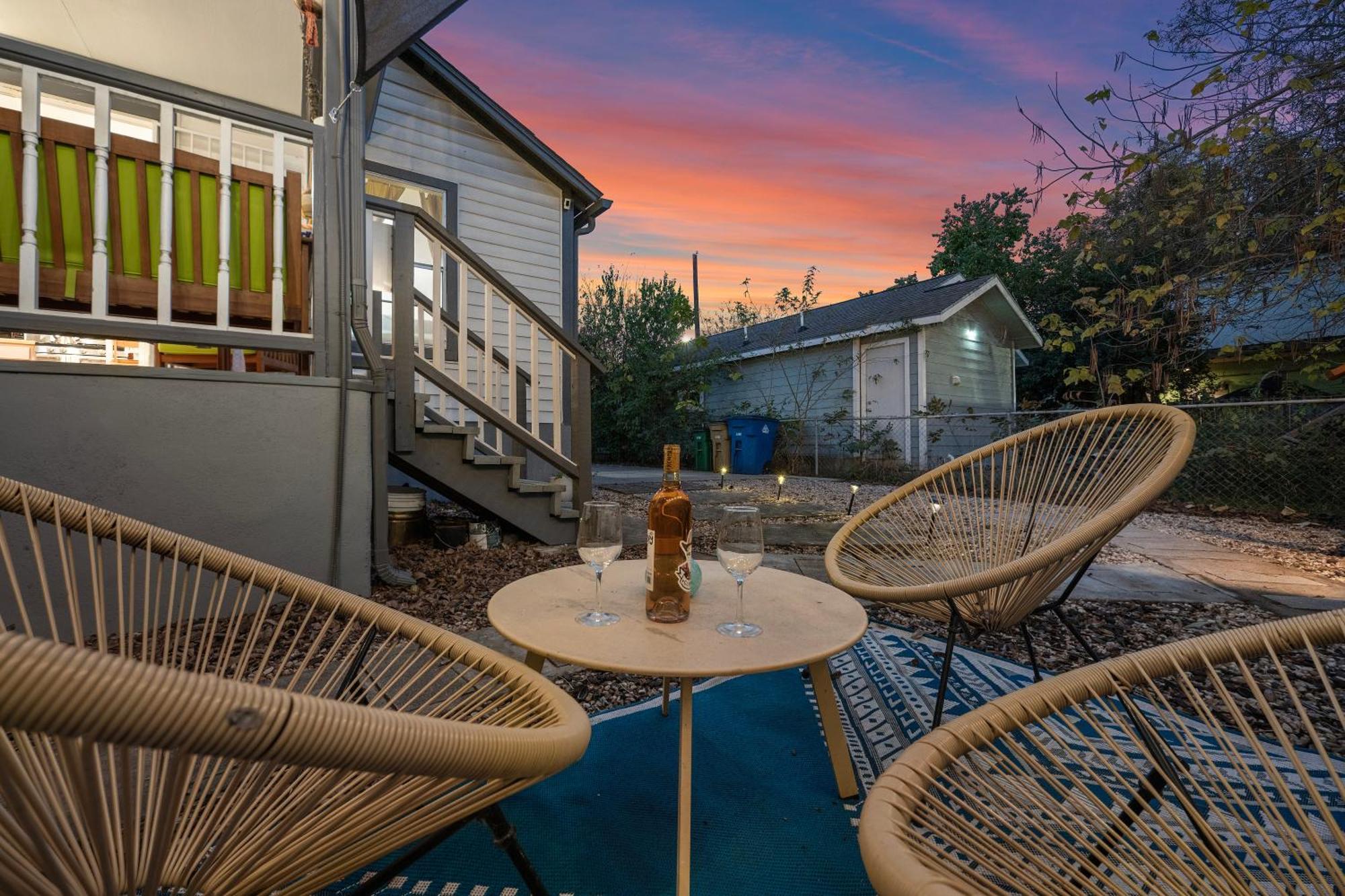 Stylish, Artsy Bungalow Central Eastside Austin Eksteriør billede