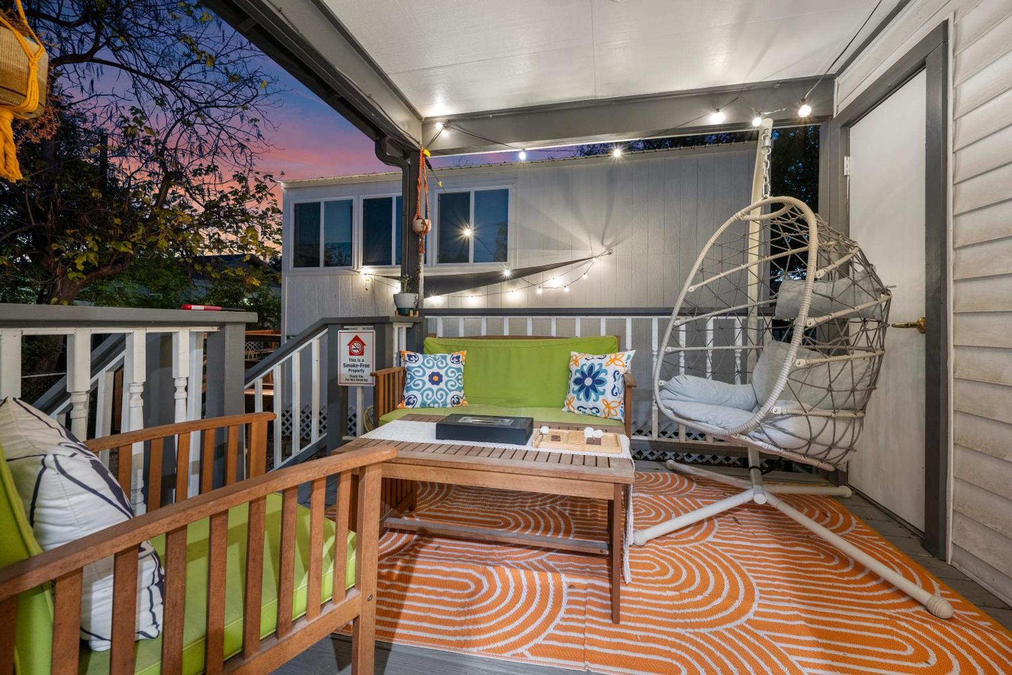 Stylish, Artsy Bungalow Central Eastside Austin Eksteriør billede