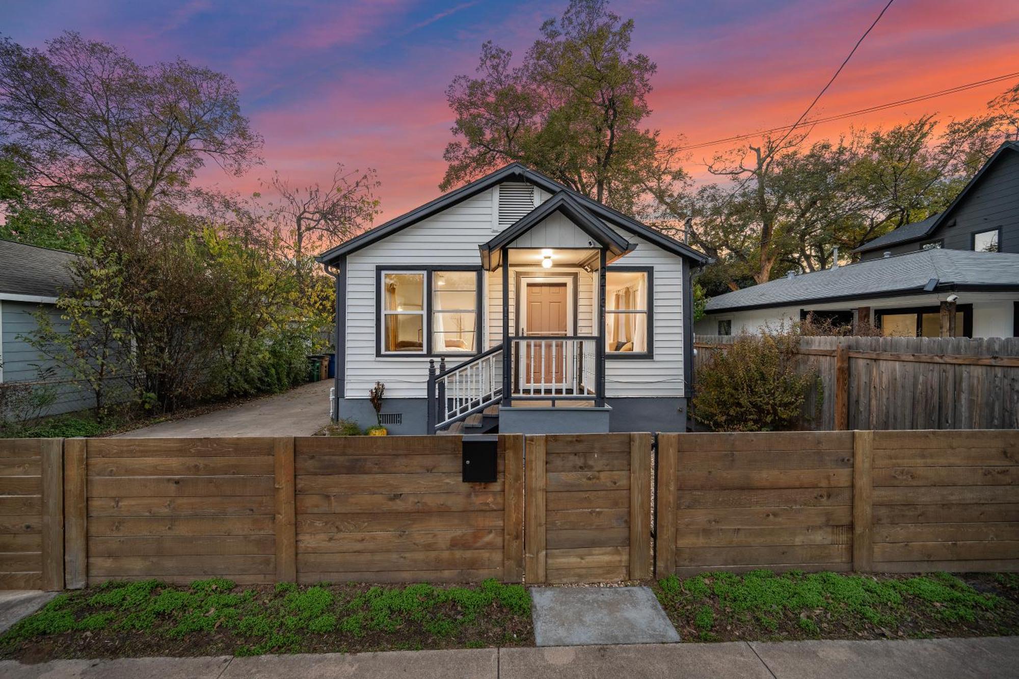 Stylish, Artsy Bungalow Central Eastside Austin Eksteriør billede
