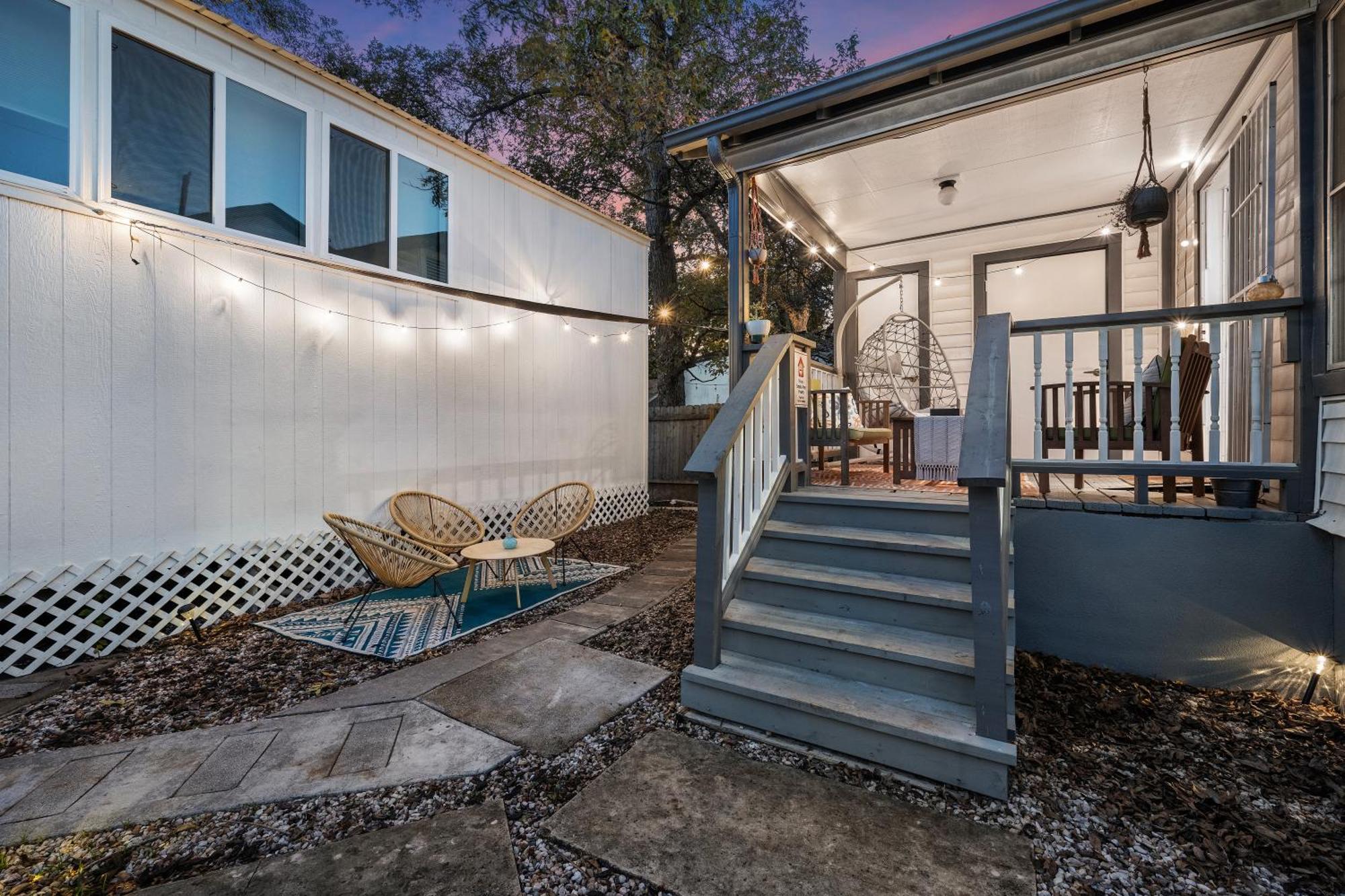 Stylish, Artsy Bungalow Central Eastside Austin Eksteriør billede